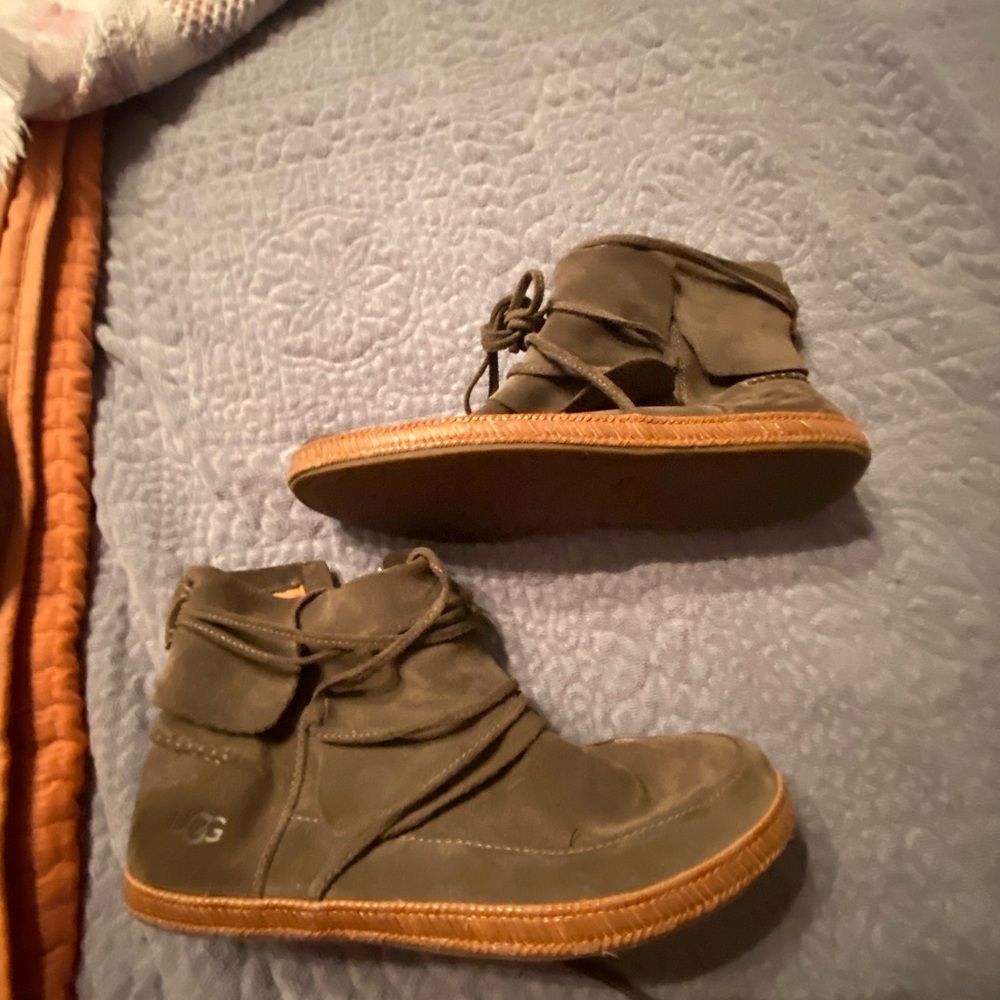 UGG womens ankle boots size 9